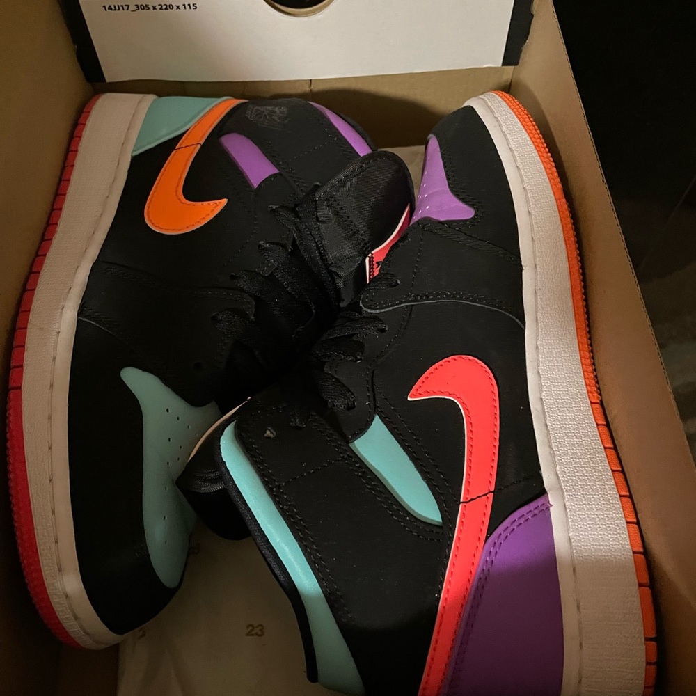 GENTLY USED 2019 Jordan 1 mid GS ‘Candy’ 6.5y (size 7.5/8 womens)